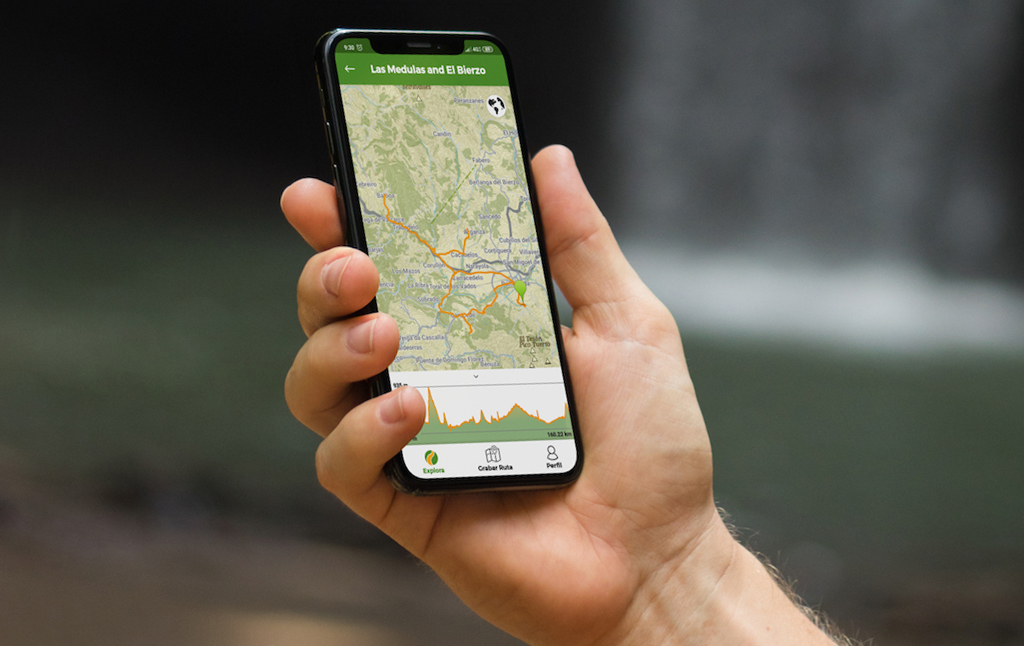 Un mòbil amb el mapa offline de Wikiloc a la pantalla