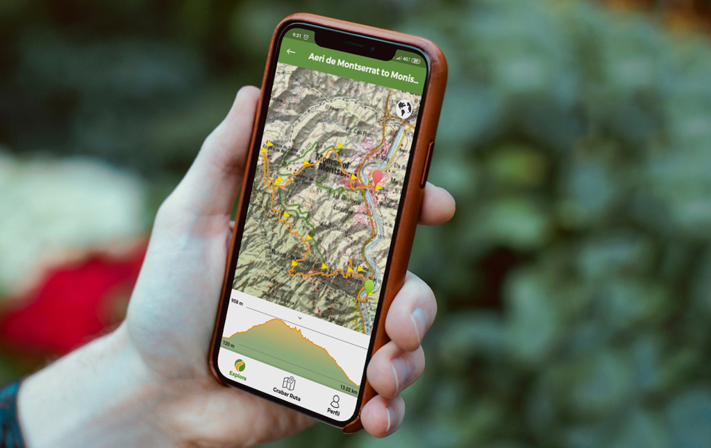 Un mòbil amb el mapa ràster de l'Institut Geogràfic Nacional a la pantalla