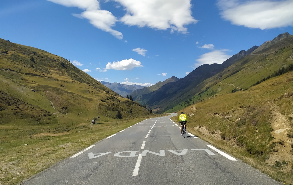 La carretera que va des de Luz-Saint-Sauveur fins al Col du Tourmalet, una de les més famoses del Tour de França.