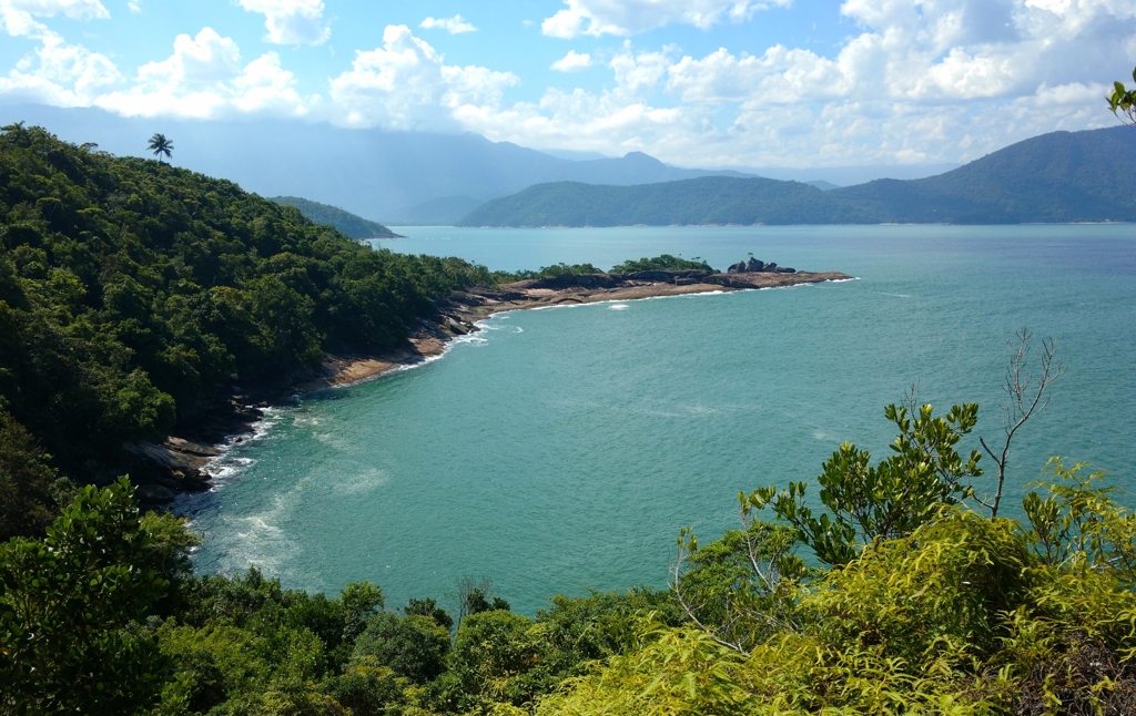 Les platges d’Ubatuba, una combinació de roques, sorra i vegetació verda.
