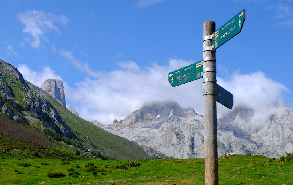 La Collada de Pandébano als Picos de Europa amb el Picu Urriellu al fons, a la part esquerra.