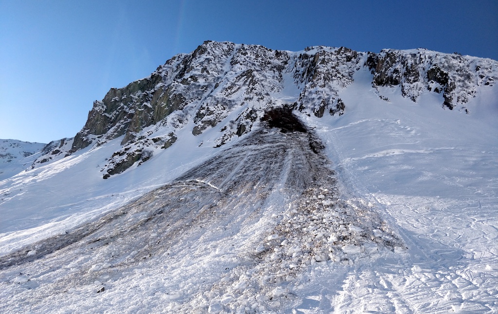 Rastres d'una allau de fons desencadenat als Alps suïssos.