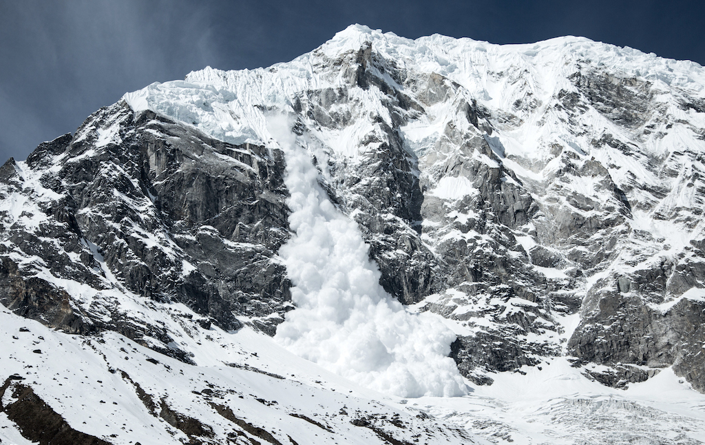 Allau de neu pols a les muntanyes de l’Himàlaia, al Nepal.