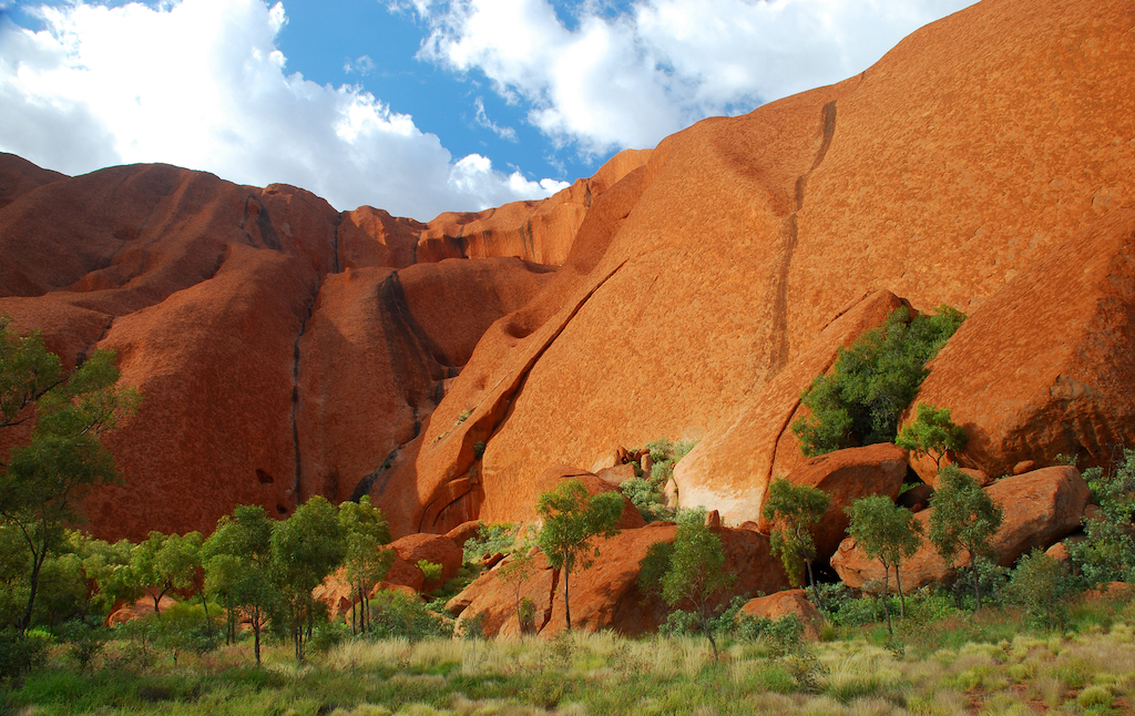 La Muntanya d’Uluru, també anomenada Ayers Rock, al Parc Nacional Uluru-Kata Tjuta, situat al Centre Vermell d'Austràlia.